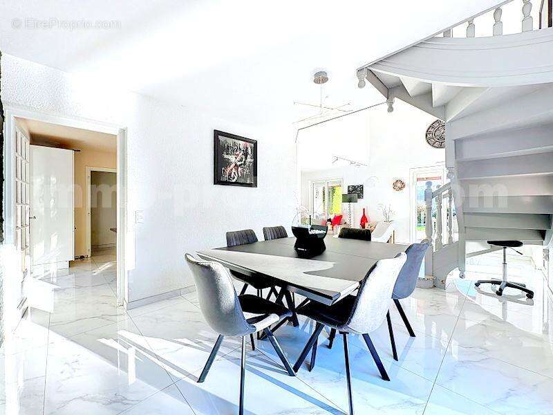 MAISON_INDIVIDUELLE_FILLINGE_5_PIECES_RARE_FRONTIERE_SUISSE_GENEVE_TRAM_CEVA_BUS_TRANSPORT_SUPERBE_BEAUX_VOLUMES_STANDING_CUISINE-AMÉRICAINE_SEJOUR_ENTREE - Maison à FILLINGES