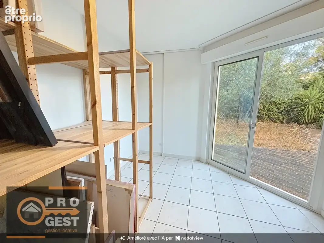 joli rez de jardin dans résidence avec parc classé garage et cave - photo 8