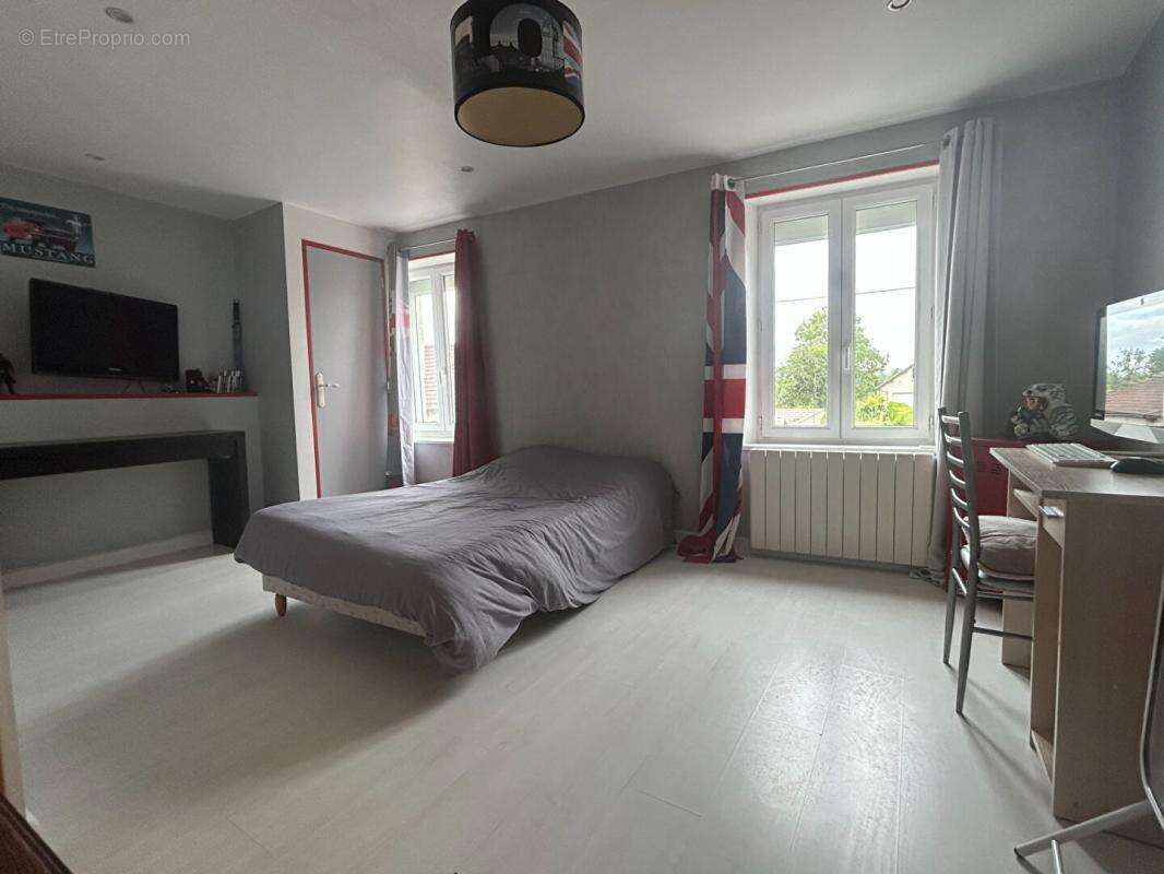 14370 Maison 102 m² en parfait état 183 800 - photo 12