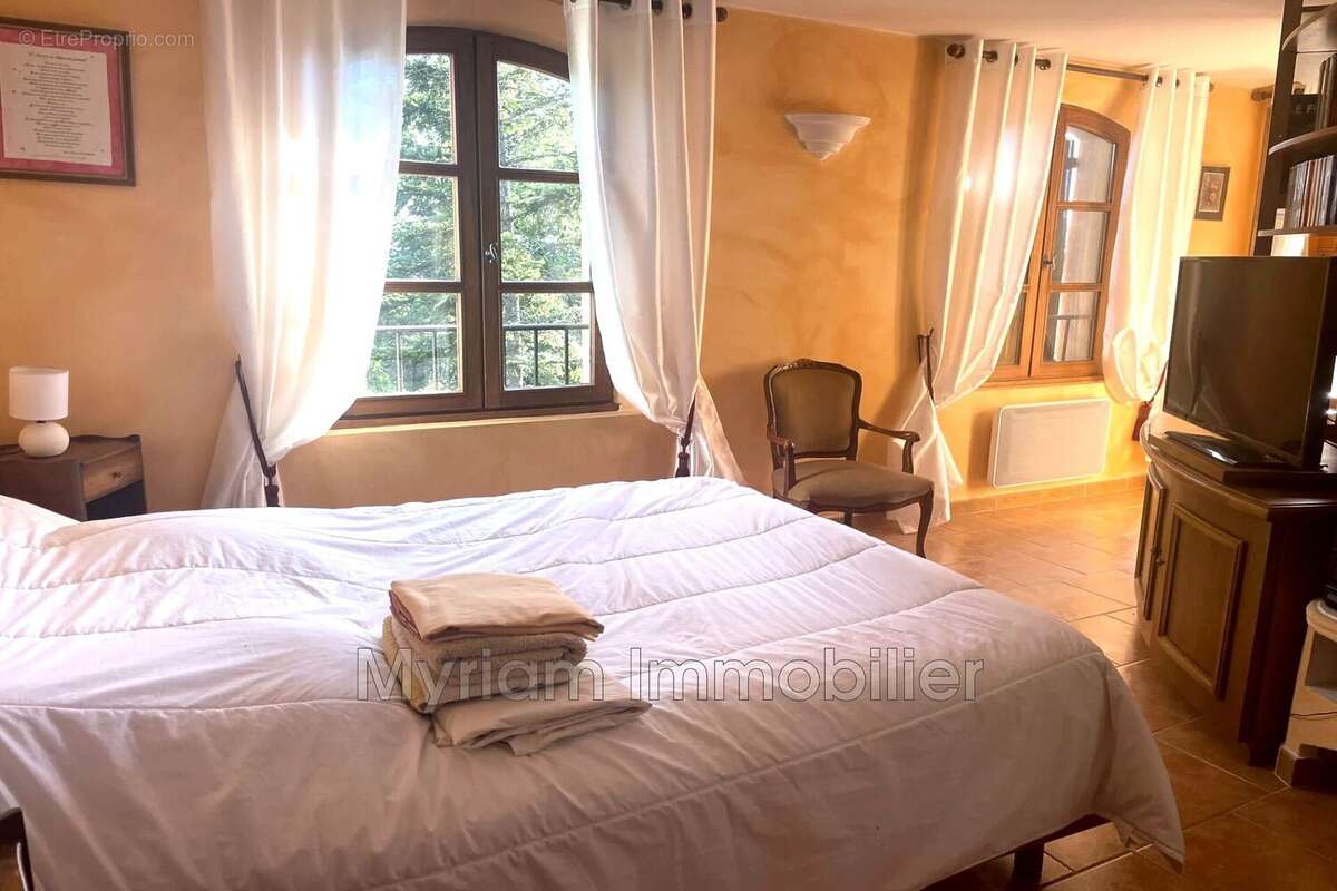 Maison 200 m² à Saint-Cezaire-Sur-Siagne  - photo 9