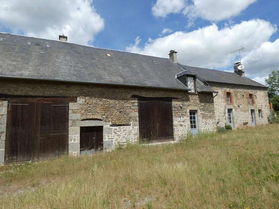 Maison 163 m² à Jarnages  - photo 2