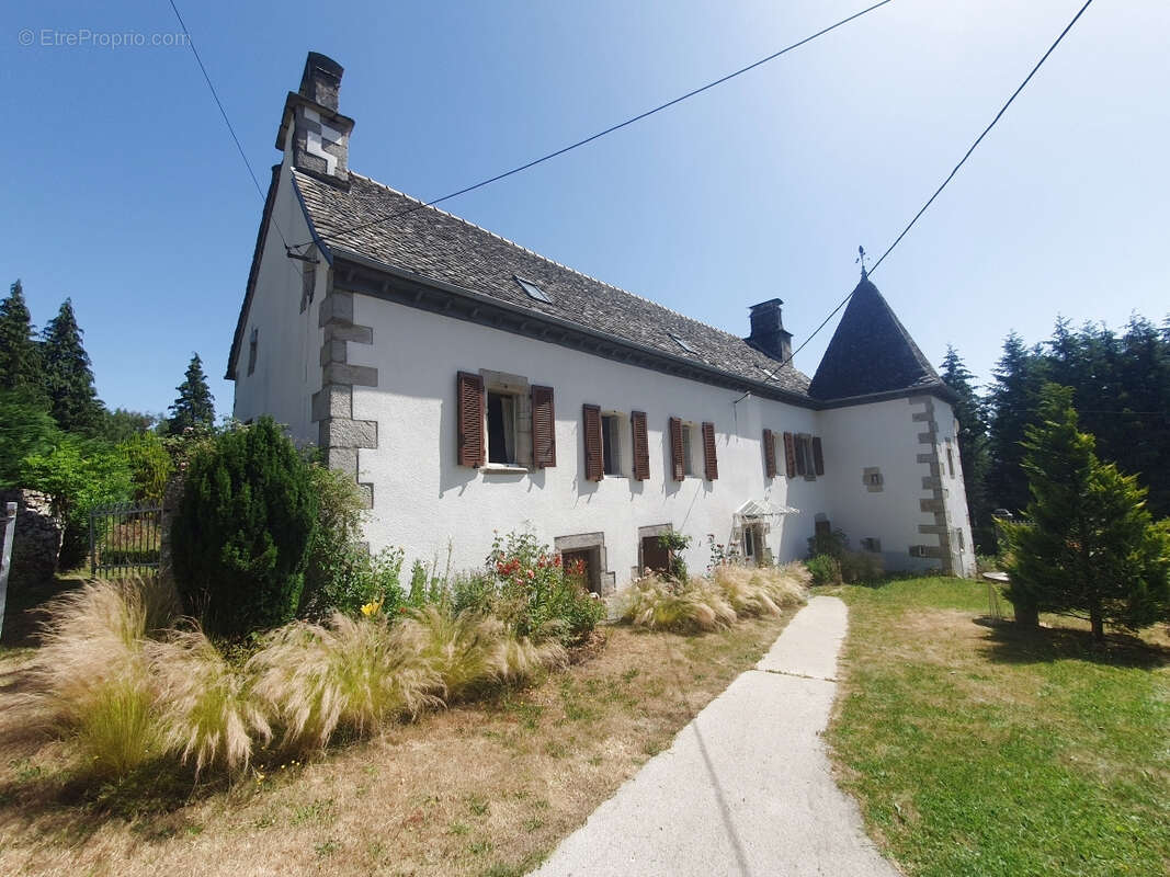 Propriété d'exception en xaintrie, 2,2 ha bois et prés attenants, dépendance ,trés bon état . - photo 2