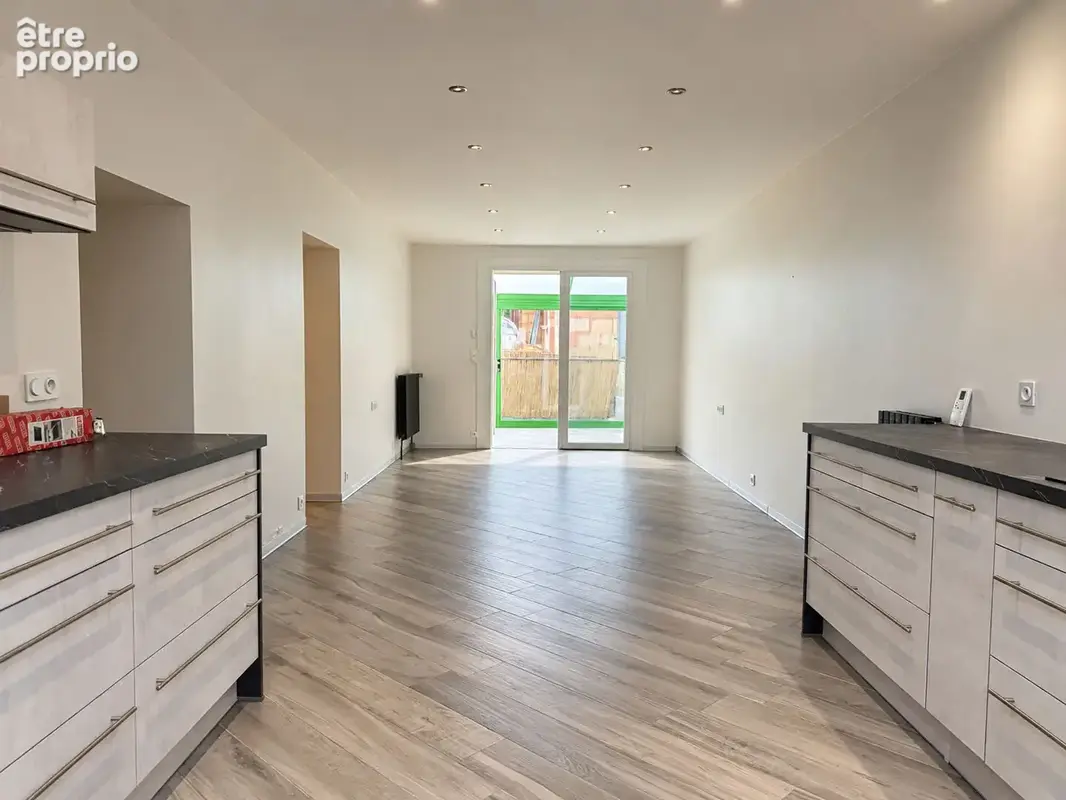 Maison mitoyenne en pierre rénovée avec 3 chambres et Garage - photo 2