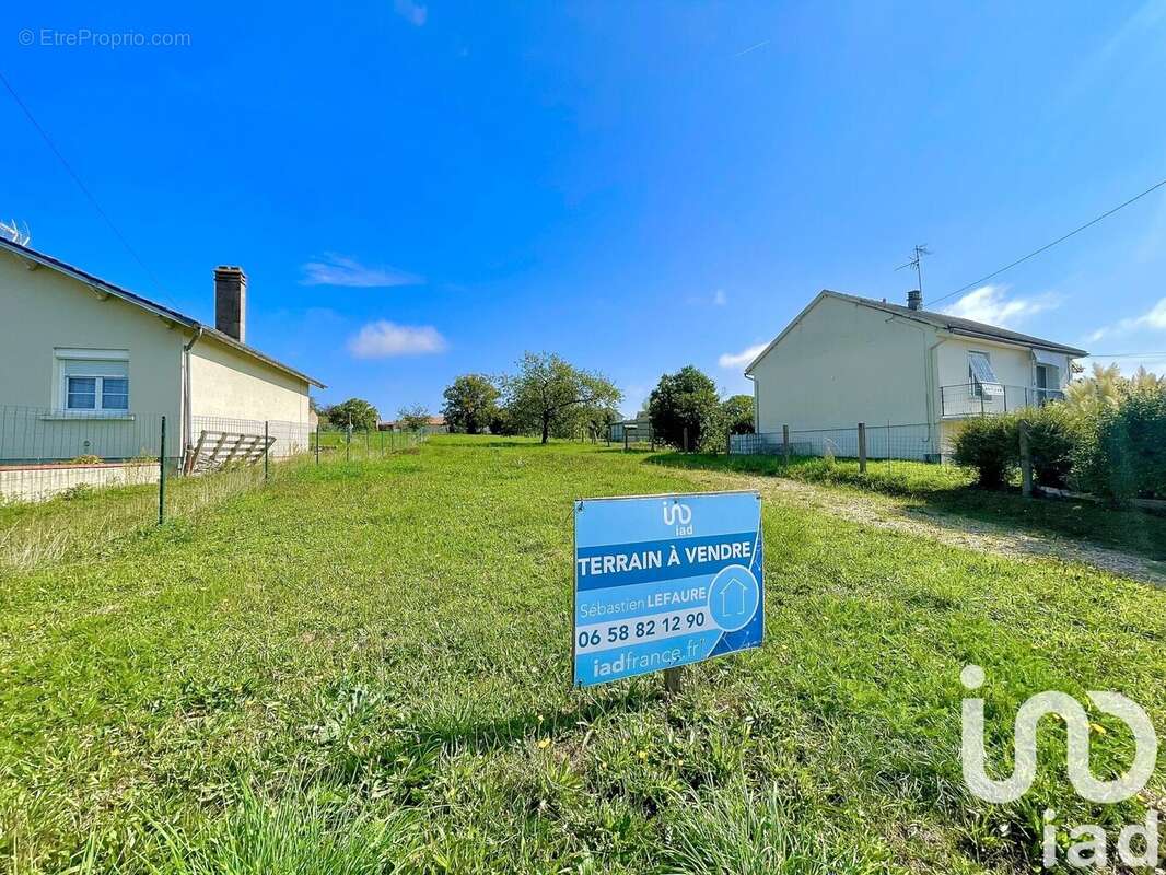 Photo 2 - Terrain à MONTMORILLON