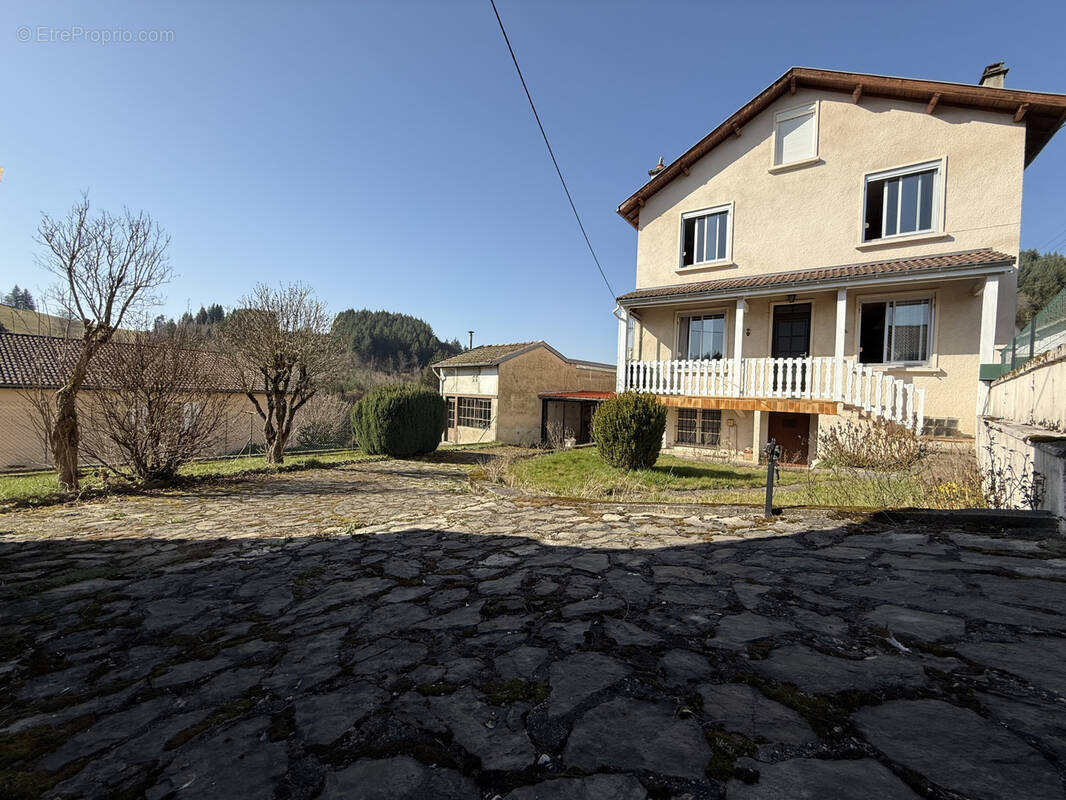 Maison à LA MONNERIE-LE-MONTEL