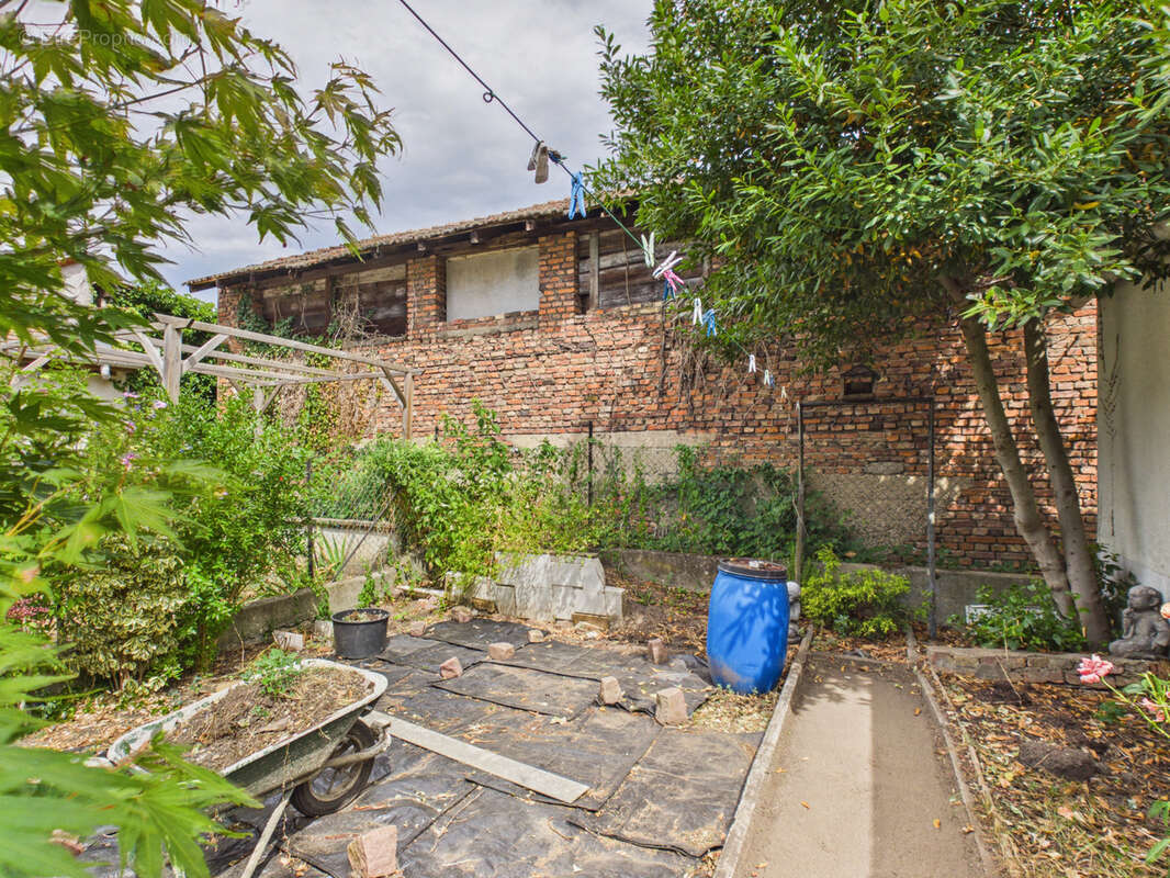 Maison de ville à rafraîchir avec jardin, cave et garage - photo 16