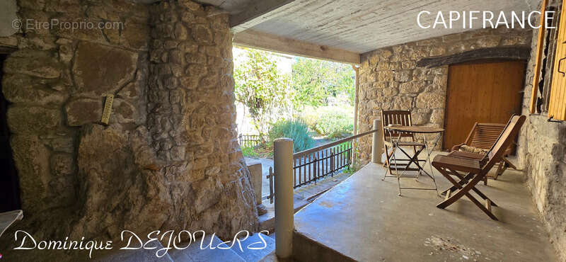 Maison à SAINT-MICHEL-DE-CHABRILLANOUX