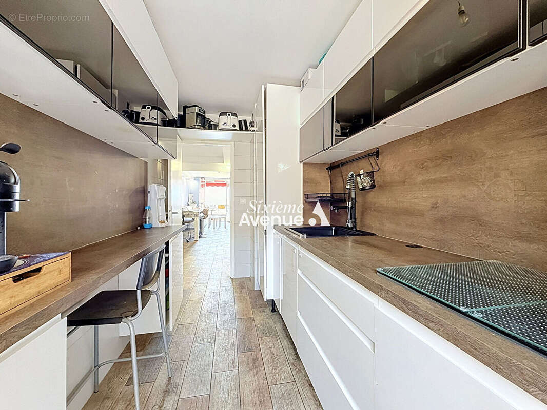 A vendre à Grasse spacieux 4 pièces de 81 m2 avec deux balcons, cave, vue dégagée. - photo 4