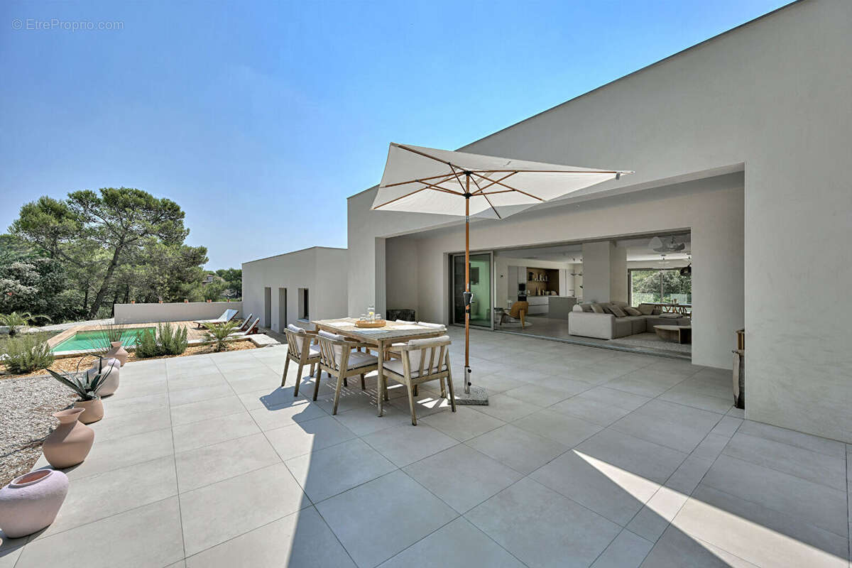 Villa Contemporaine Nimes-186 m2 + garage -Terrain 4445 m2 - photo 11