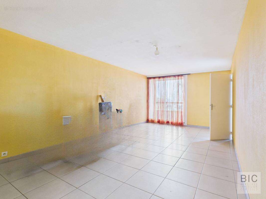 A vendre Grand T5 avec balcons et place de parking - photo 4