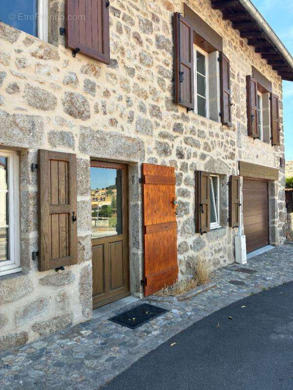TIRANGES 43530 Belle maison de village 102m² 3 chambres, cour et garage 96 000 - photo 3