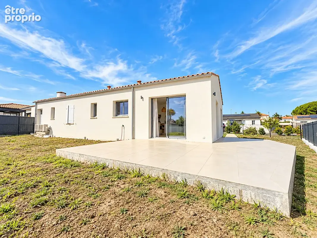 QUARTIER RÉSIDENTIEL - Maison récente de plain-pied de 92 m² avec terrasse & garage - photo 10
