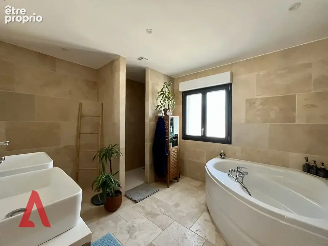 Caux  villa de plain-pied avec piscine et 1 174 m² de terrain - photo 7