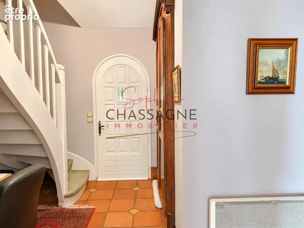 À Grézillac, maison de 145 m2 élevée sur sous-sol, implantée sur un terrain clos de 2 826 m2. - photo 4