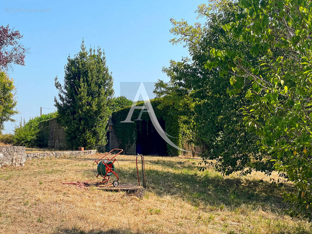 Grange en pierre aménagée sur un joli terrain + dépendance - photo 2