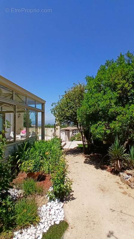 Agréable villa avec 4 chambres et 3 salles et piscine chauffée. - photo 7