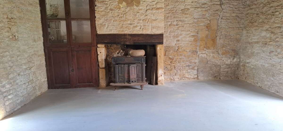 Maison composée de deux parties à vendre 5 pièces LA CHAPELLE AUBAREIL (24) - photo 9