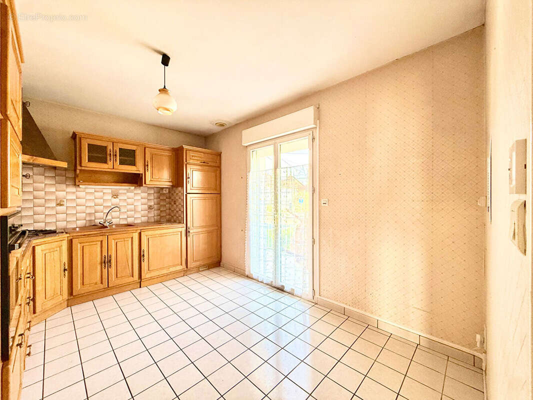 Malemort, maison 5 pièces 3 chambres 105m2 avec distribution de plain-pied sur 562m2 de terrain ! - photo 9
