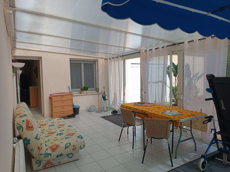 Nérondes (18350)   Ensemble immobilier de 227 m2 avec logement indépendant, véranda et deux garages - photo 2