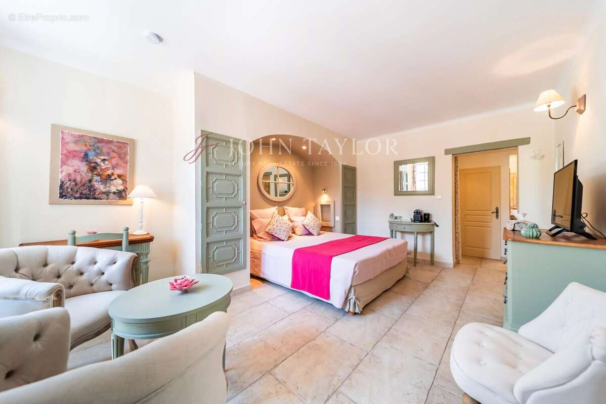 À vendre – Villa de plain-pied avec dépendances et piscine – Mouriès, à proximité de Maussane-les-Alpilles - photo 14