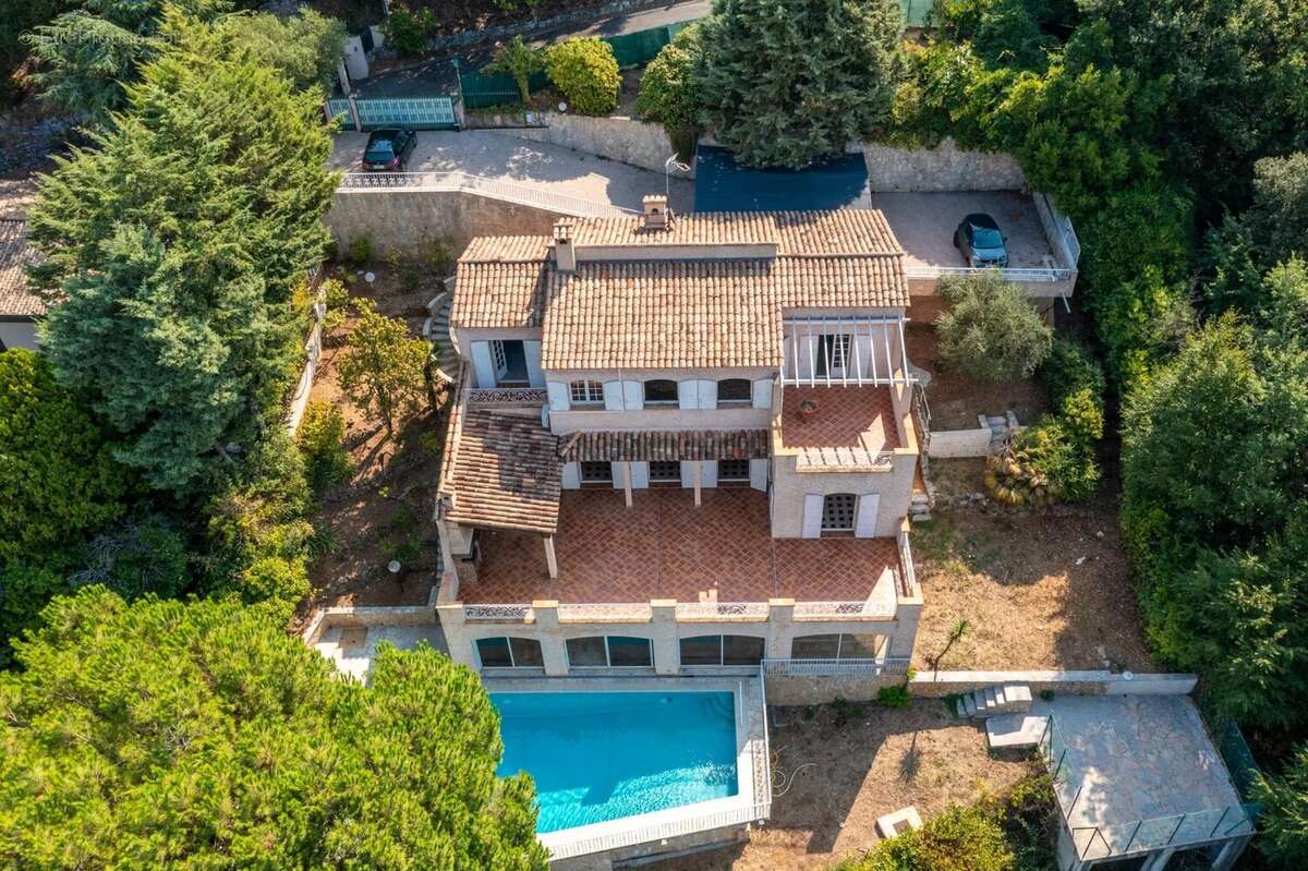 À vendre – Spacieuse villa familiale avec piscine à Saint-Paul de Vence - photo 8