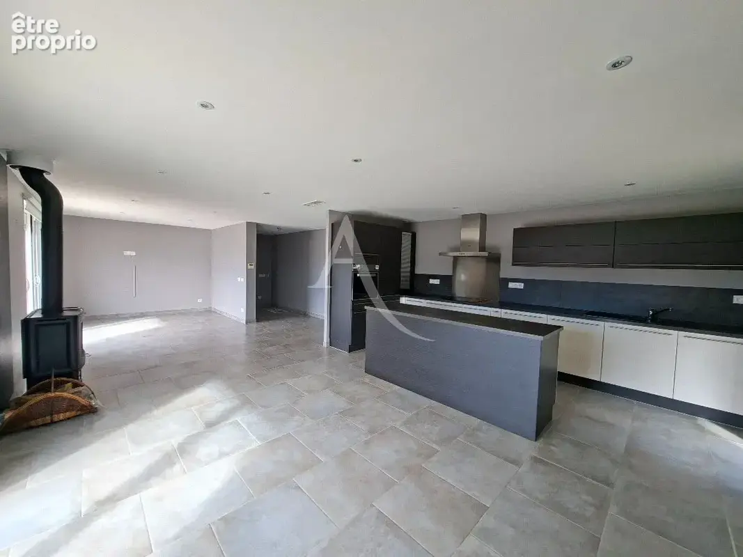 Maison avec garage et dépendance, vue dominante - photo 2