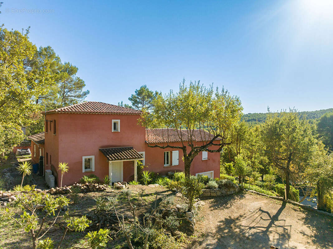 À VENDRE EN EXCLUSIVITÉ - CALLAS Maison 4 chambres avec piscine et grand terrain de 3205 m² - photo 24