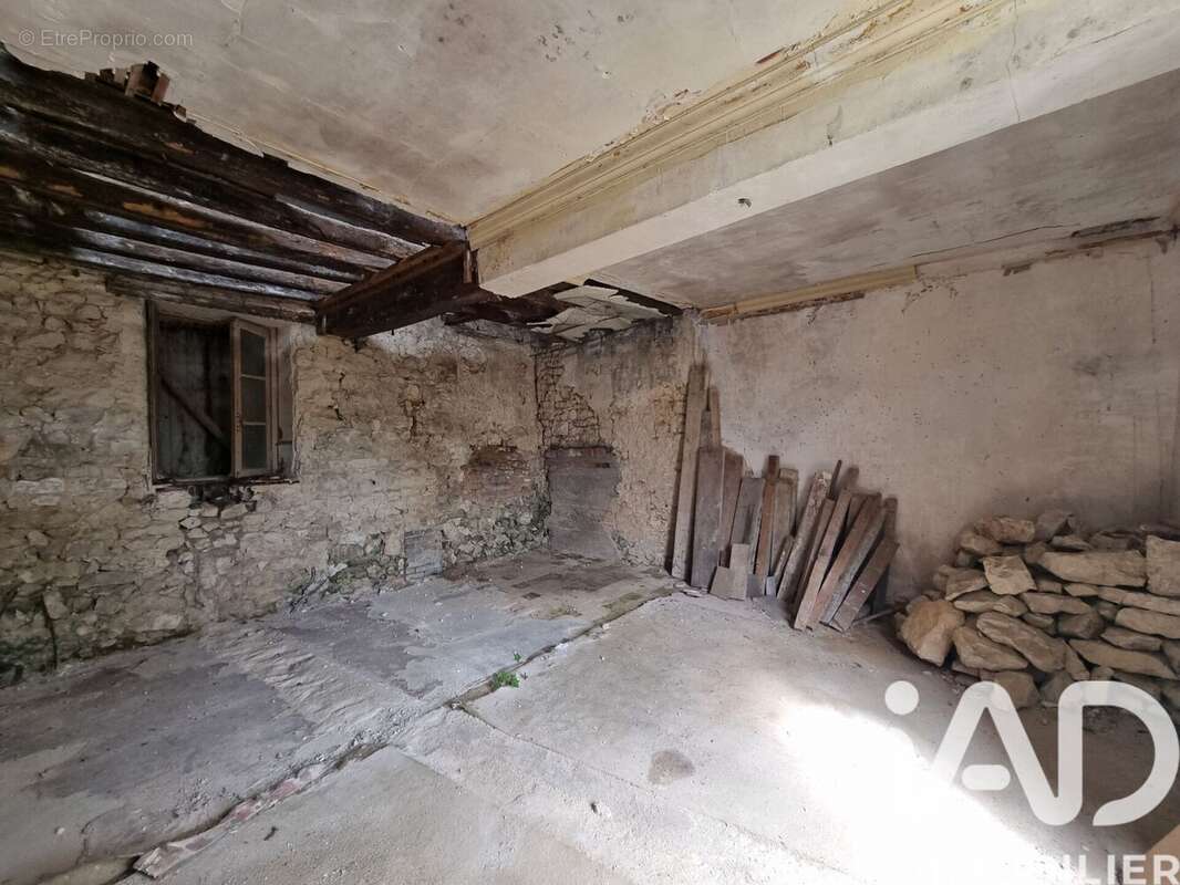 Maison 253 m² à Laroche-Saint-Cydroine  - photo 4