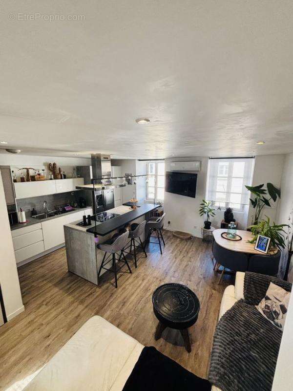Appartement à NAY
