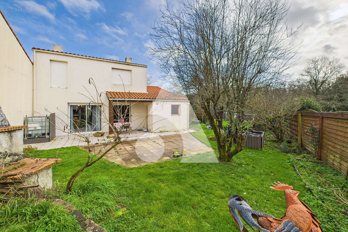 Maison familiale avec Jardin au calme - BOURG SOUS LA ROCHE - photo 2