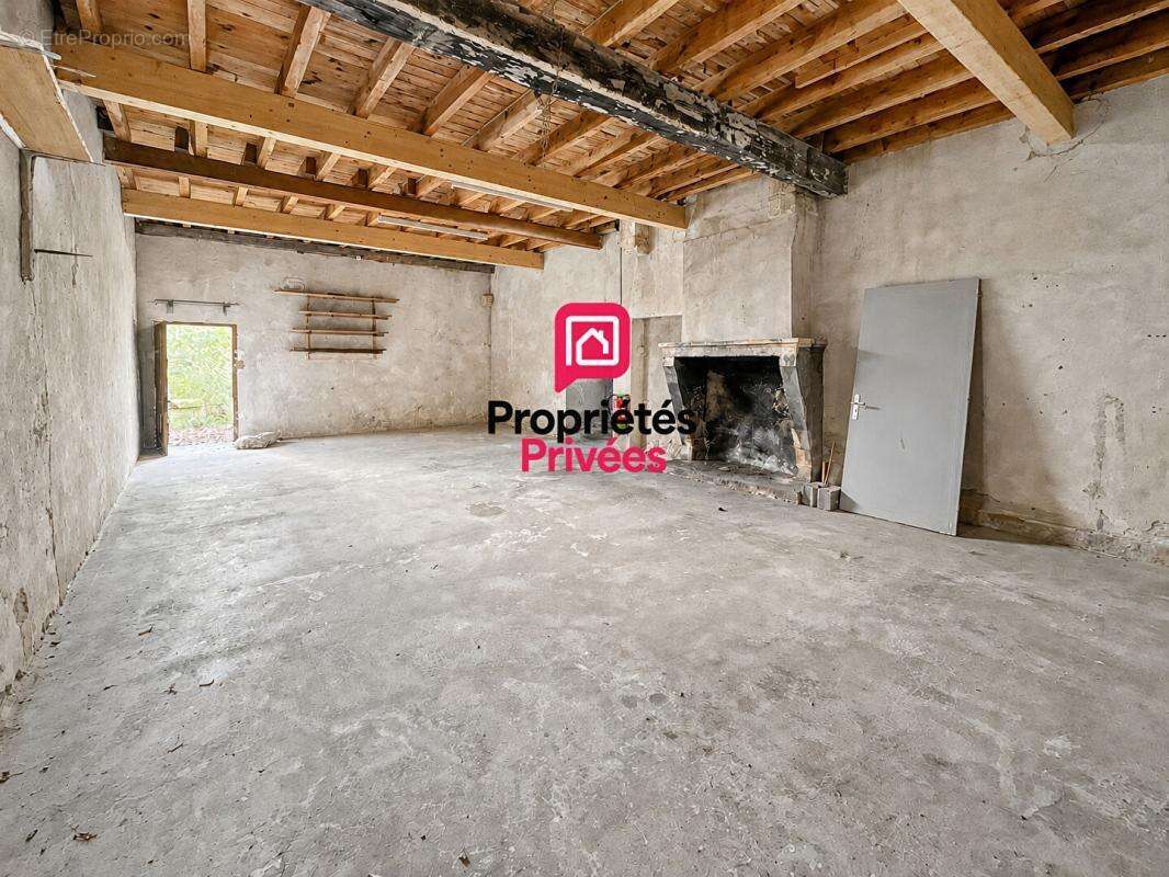 Immeuble en pierre avec garage, cour privative et fort potentiel d'aménagement - photo 10