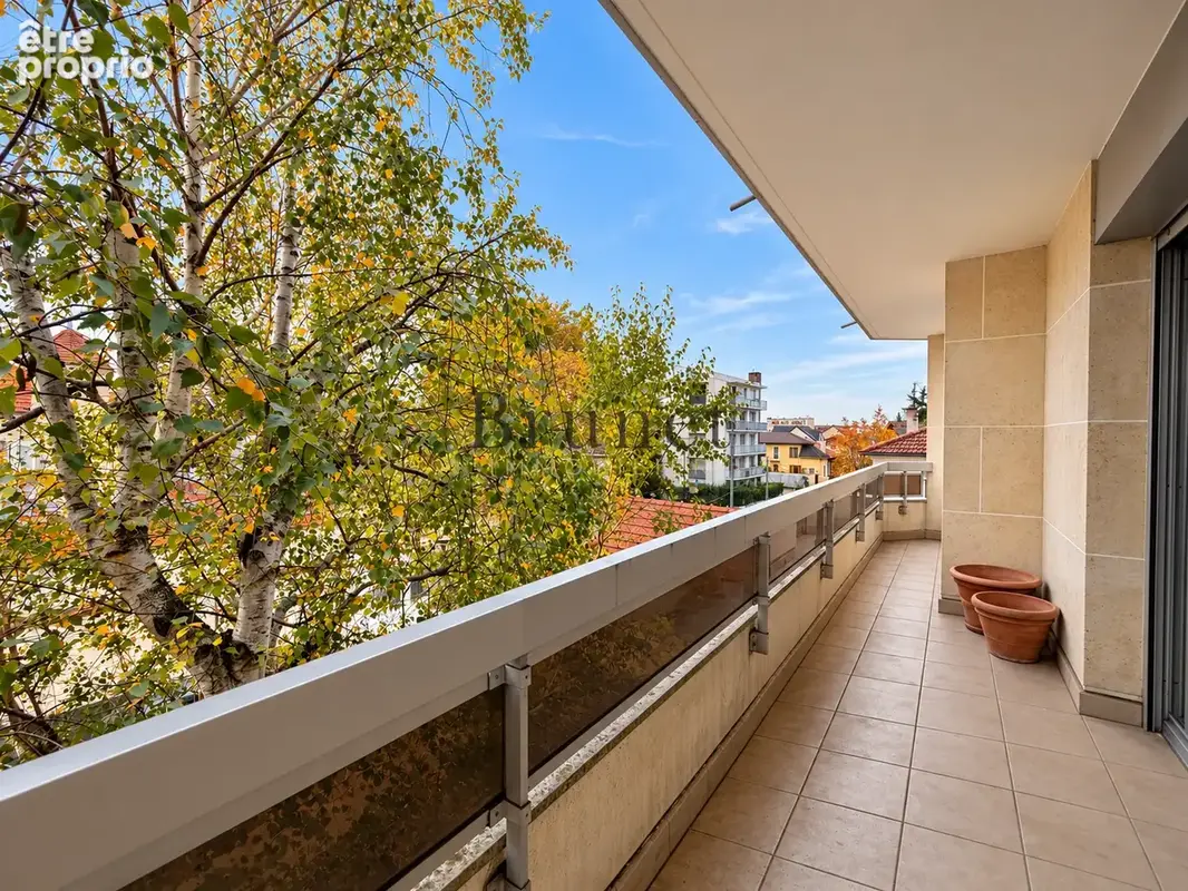 Quatre pieces immeuble standing - quartier mairie - photo 3