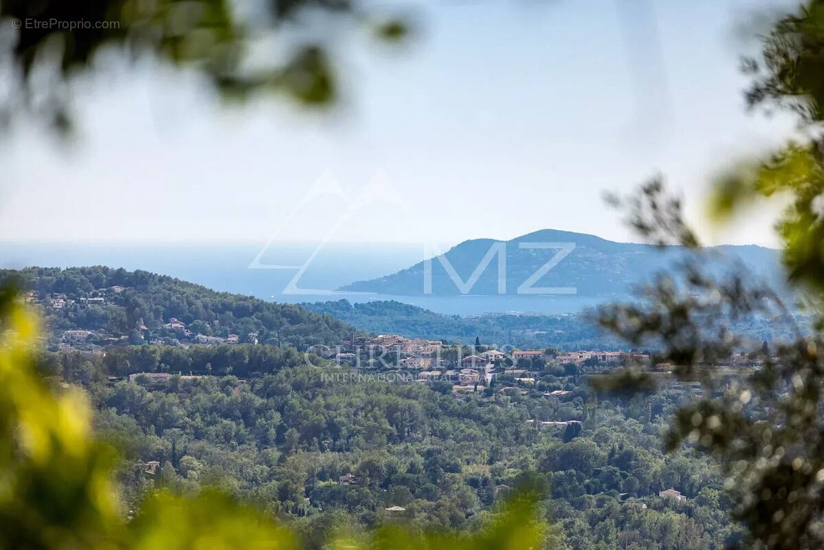 Maison à CHATEAUNEUF-GRASSE