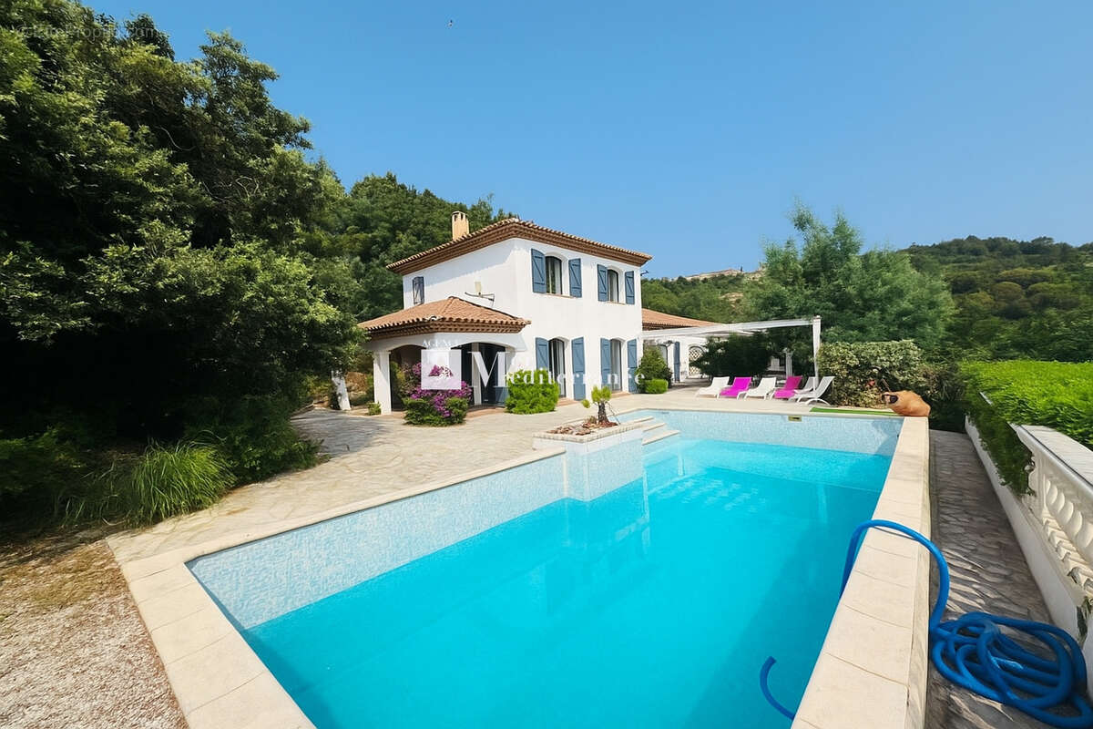 Maison à ROQUEBRUNE-SUR-ARGENS