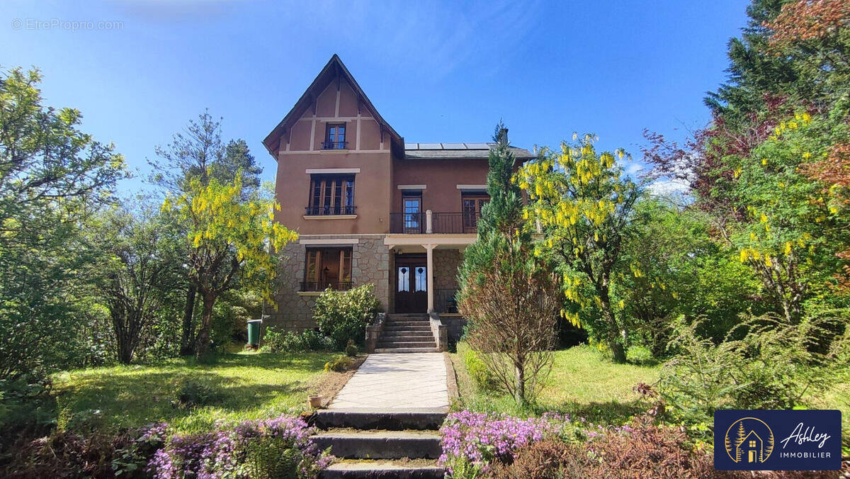 Maison 8 pièces NEUVIC - Maison à NEUVIC