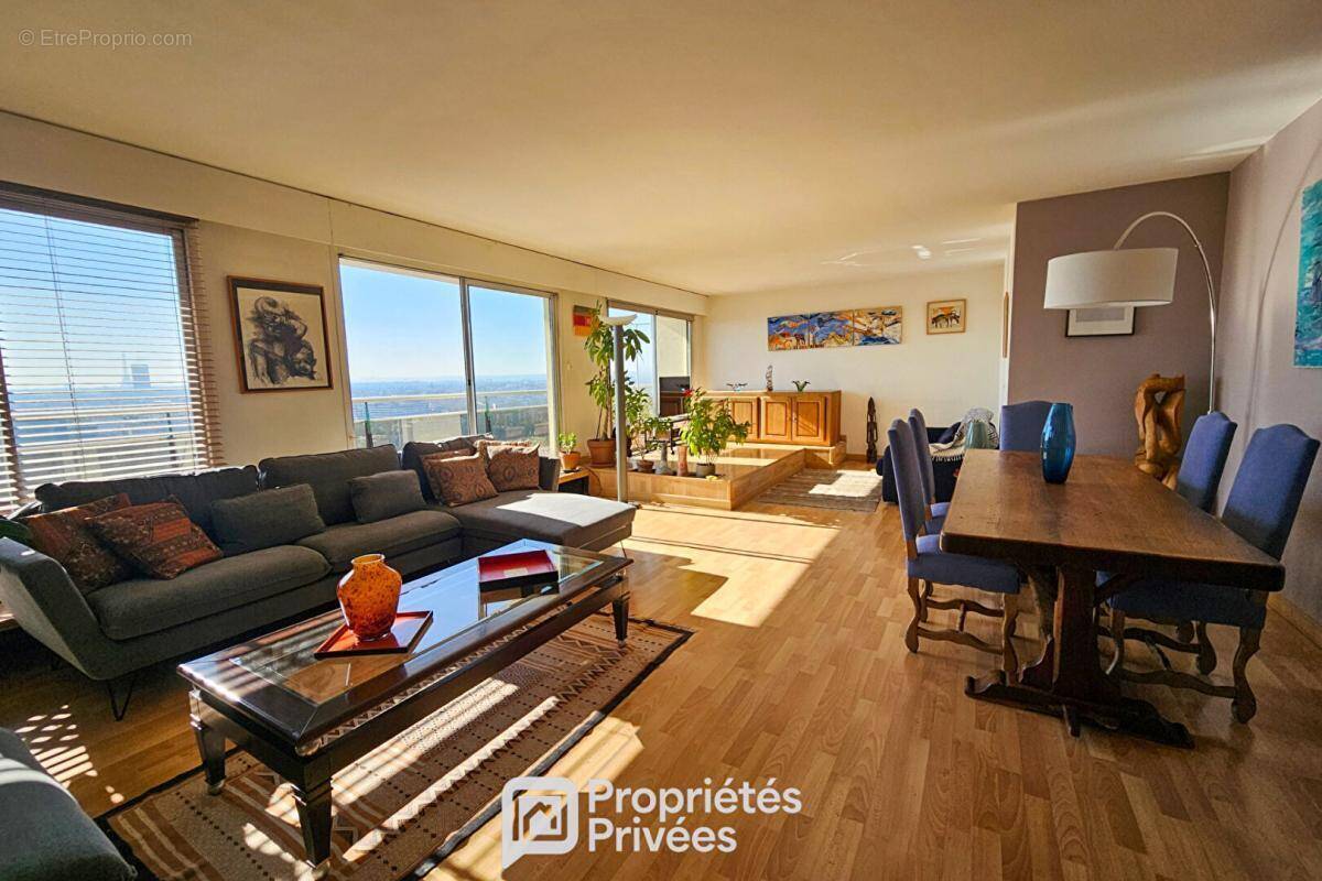 Appartement à COURBEVOIE