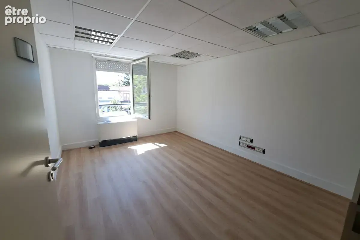 Local commercial ou professionnel de 213 m² - VILLEURBANNE - photo 8