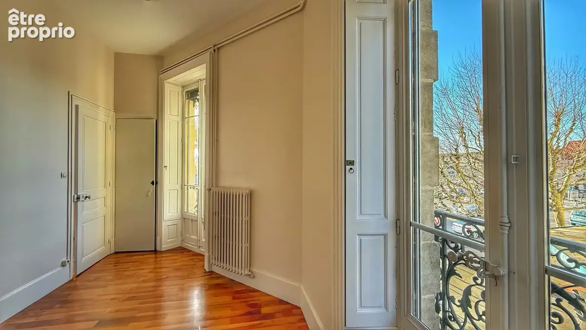 VOIRON - T5- 117 m2 - 7 Balcons - photo 5