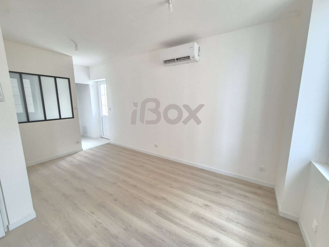 TOULON St Roch -  Appartement T1  au 1er étage d'environ 22m2 avec terrasse 23m2 et place de parking privée - photo 3