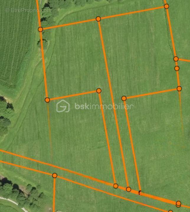 Terrain à CARROUGES