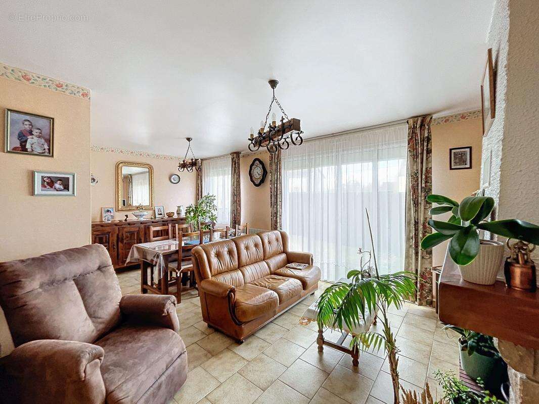 Maison à MOGNEVILLE