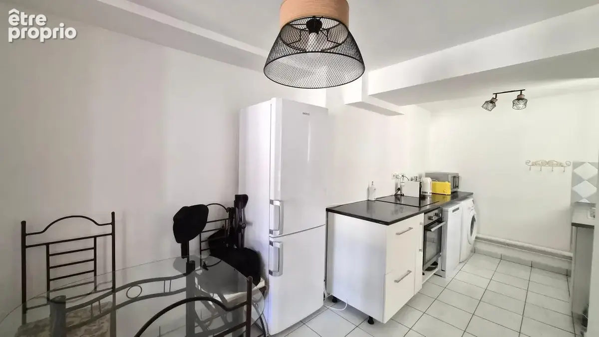 Centre ville, T2, 50 m², 1er étage, parking privé, bon état - photo 6