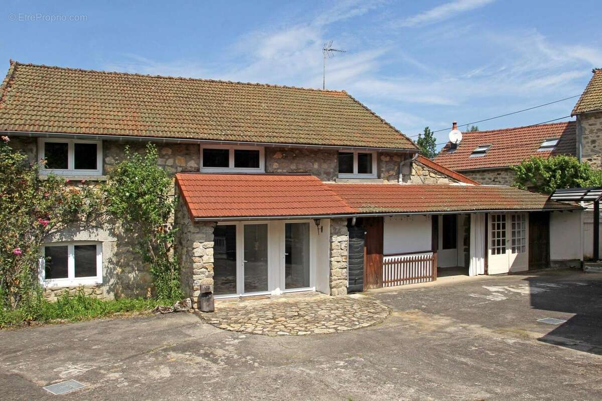 Maison 305 m² à Lachaux  - photo 4