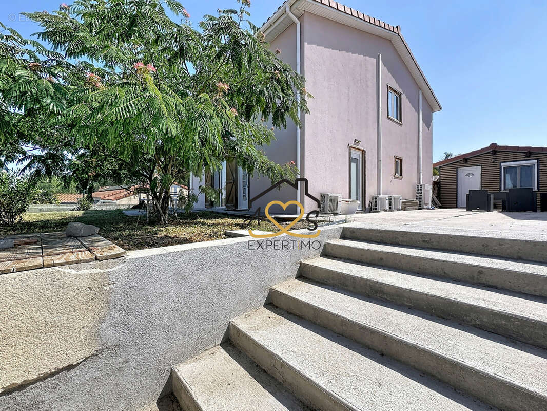 Maison familiale avec annexes - reignat 63160 - photo 2