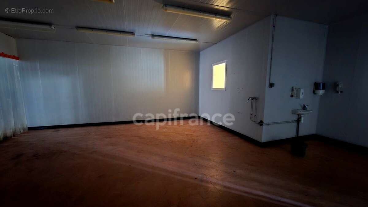 Local/bureau à vendre SOUBISE (17) 1600m² de surface développée - photo 9