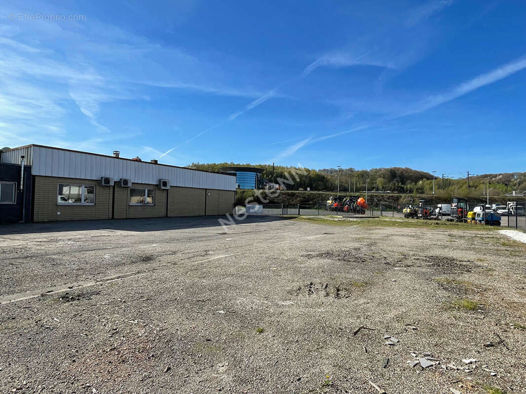 A vendre  Betting : Cellule commerciale 200m² - photo 2
