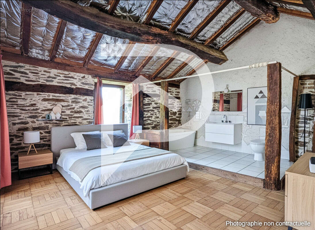 Maison à LAVAL-ROQUECEZIERE