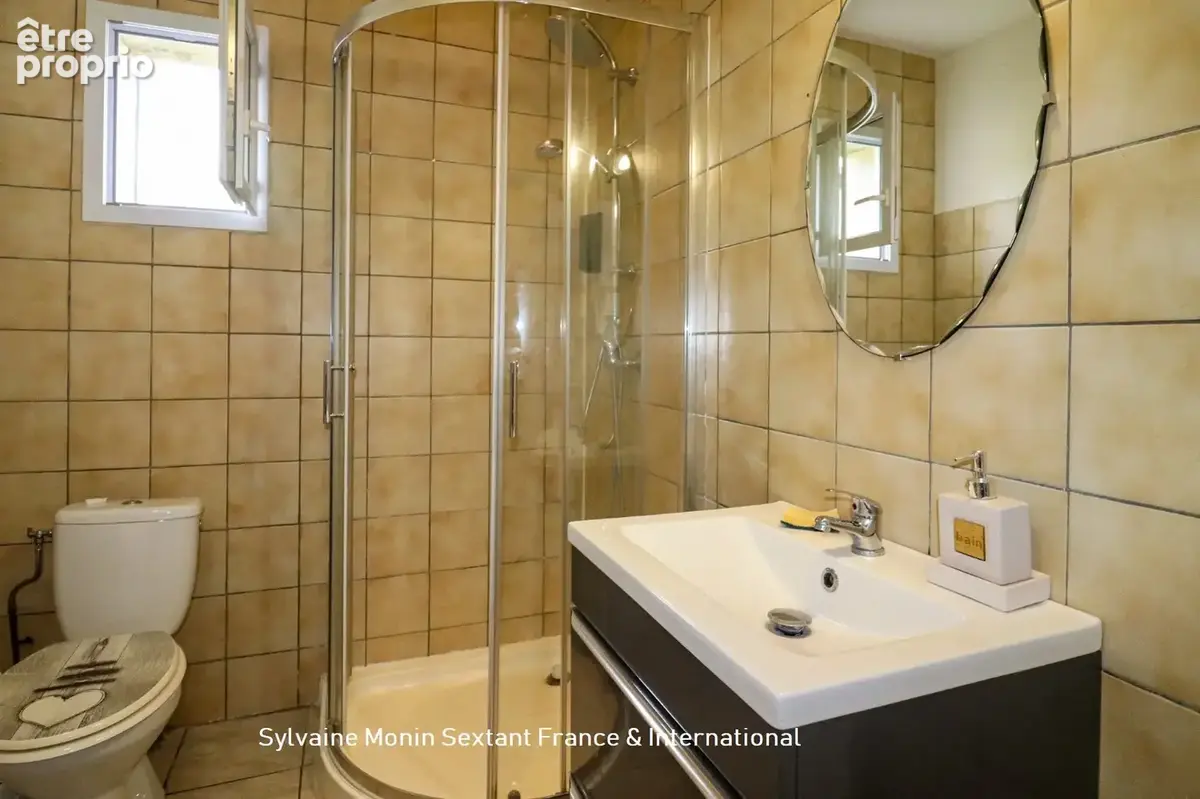 Deux maisons, une piscine, un terrain constructible et un fort potentiel locatif - photo 9