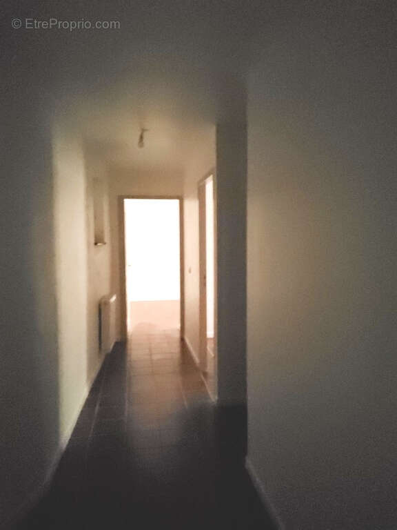 T 3  avec cour - 75 m² environ - photo 7