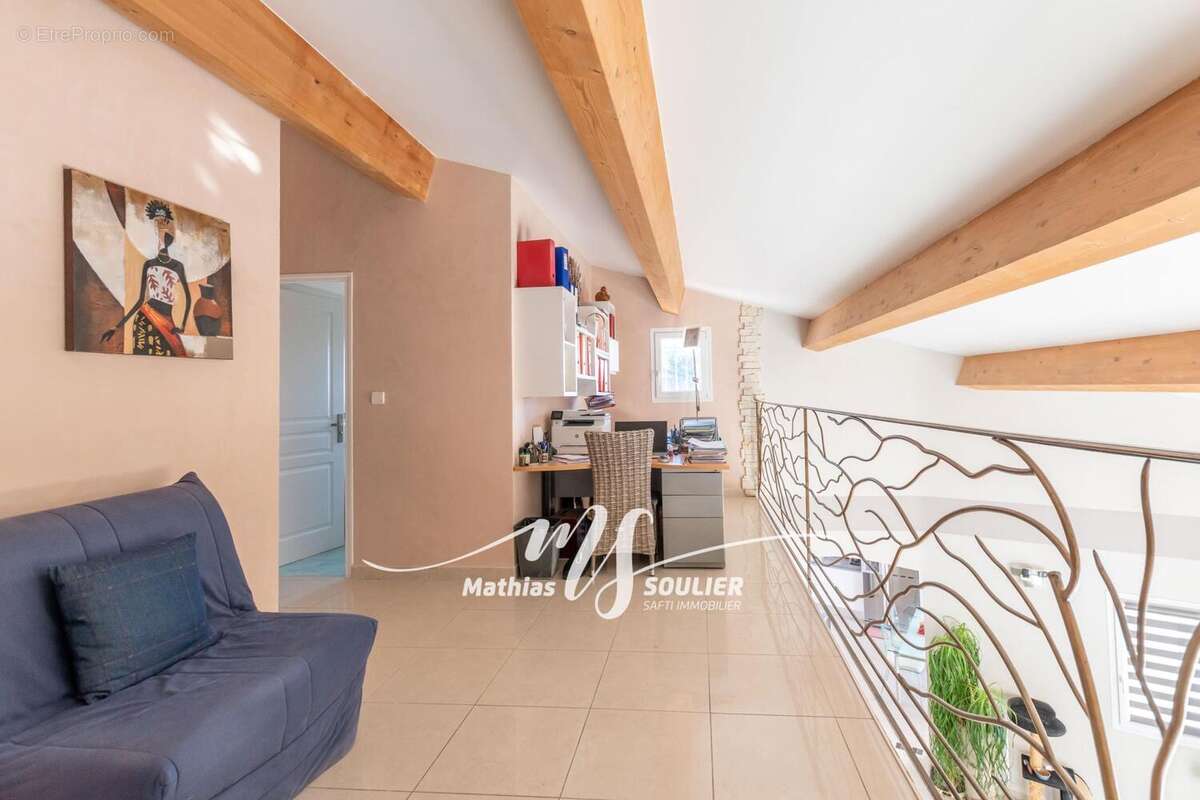 Maison 260 m² à Vitrolles  - photo 8